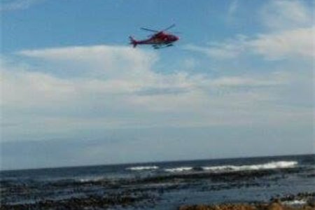 Die AMS/EMS Skymed reddingshelikopter van NSRI sirkel oor die gebied by Buffeljachts waar die tragedie afgespeel het